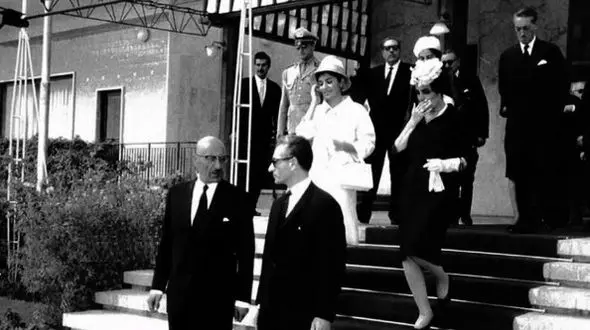 عکس | تونل زمان؛ استقبال «شاه و فرح» از ظاهرشاه و همسرش ملکه حمیرا در سال ۱۳۴۲
