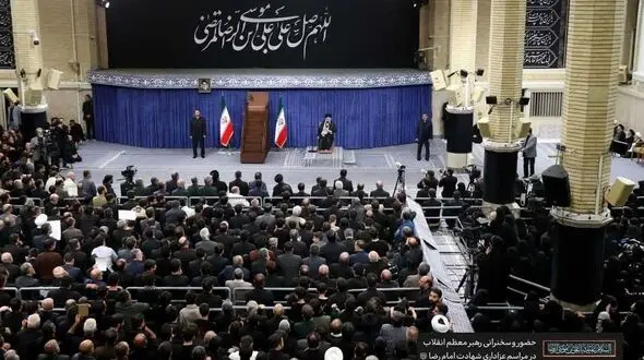 رهبر انقلاب : باید از خدمتگزاران کشور از جمله رئیس جمهور پرکار و پرتلاش حمایت شود