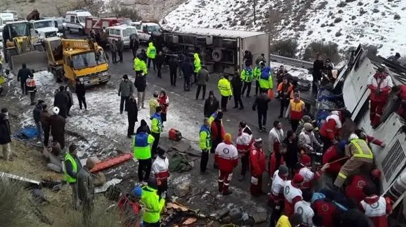 برخورد وحشتناک اتوبوس و کامیون فاجعه به بار آورد/ 11 نفر مصدوم شدند