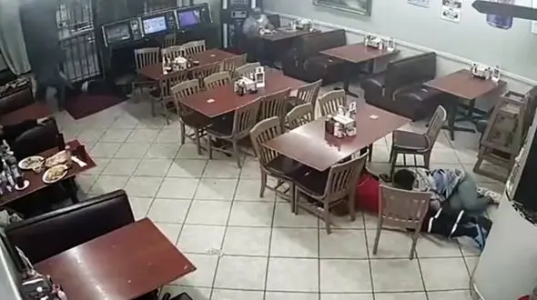 فیلم لحظه کشته شدن دزد با شلیک پیاپی یک مشتری /حرکت طوفانی مشتری مسلح را ببینید