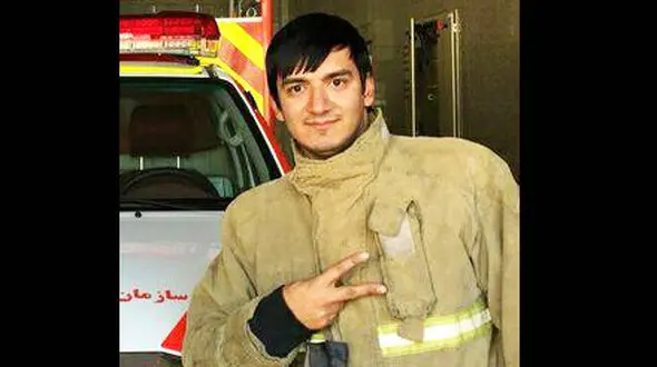 هنوز از  امیرحسین آتش نشان گرفتار در پلاسکو خبری نیست / او از سه سالگی همراه پدر آتش نشان بود+عکس