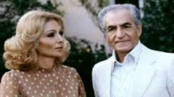 عکس سفر در زمان /  نقش بر زمین شدن فرح دیبا در سر و کله زدن با شاه برافتاده / به ایام قدیم سال 1338؛