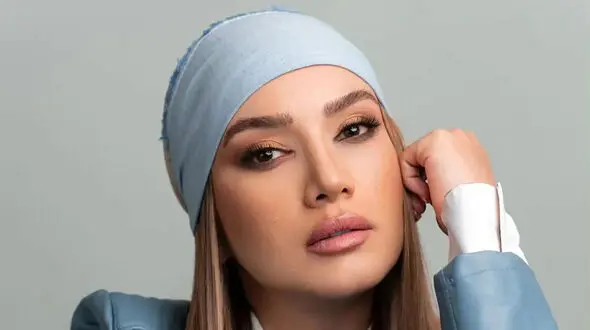 فیلم/ آشپزخانه شیک و چشم نواز متین ستوده قبل از ازدواج با کامران تفتی؛ ترکیب کابینت های سفید و گل های رنگارنگ