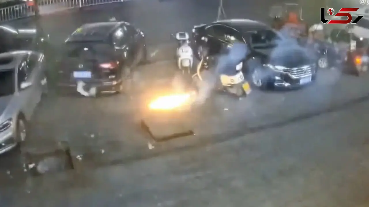 فیلم لحظه خطرناک آتش گرفتن ترقه کنار موتور