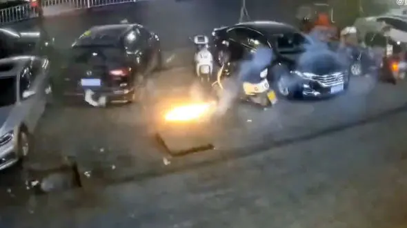 فیلم لحظه خطرناک آتش گرفتن ترقه کنار موتور