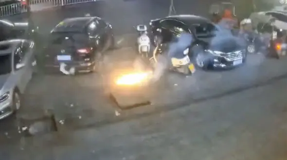 فیلم لحظه خطرناک آتش گرفتن ترقه کنار موتور
