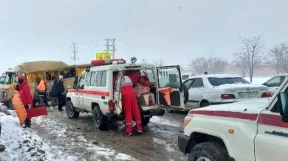 10 مجروح در برخورد دلخراش اتوبوس و مینی‌بوس در جاده همدان