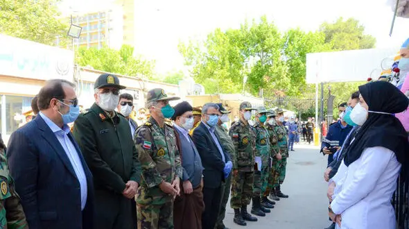 اهدای گل به پرستاران و کادر درمانی بیمارستان علی اصغر شیراز + عکس
