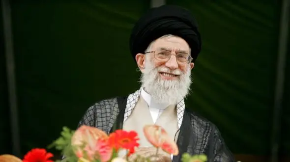 سفر رهبر انقلاب به شهر شیراز و حضور در تخت جمشید و گشت و گذار در این مکان تاریخی +عکس