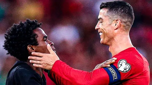 حرکات عجیب یک جیمی جامپ که عاشق رونالدو است/ سجده، آغوش محکم و تقلید شادی گل معروف CR7 + عکس و فیلم