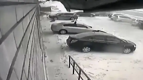 فیلم لحظه ریزش سقف به خاطر برف سنگین روی خودرو ها