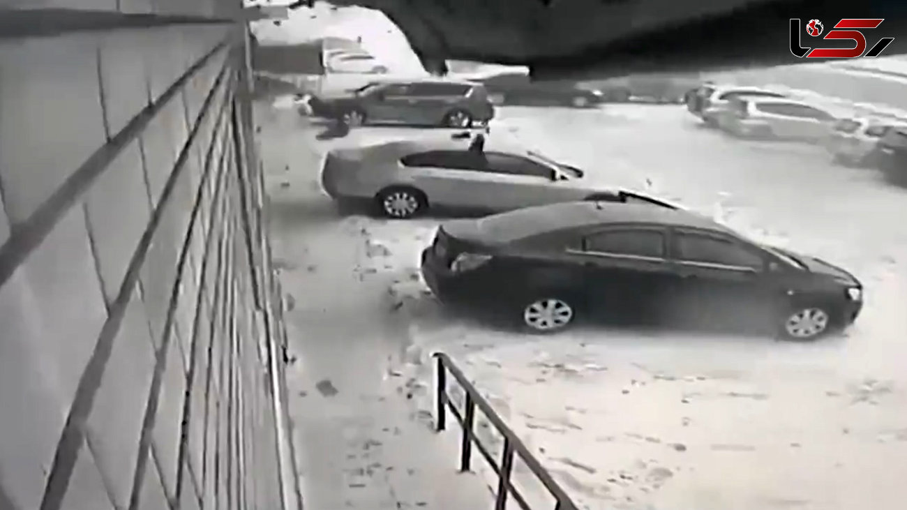 فیلم لحظه ریزش سقف به خاطر برف سنگین روی خودرو ها