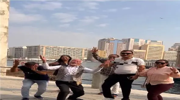 فیلم آواز شاد /  صادق بوقی  با هندیای مقیم دبی ترکاند ! / هم  میرقصه هم می خونه !