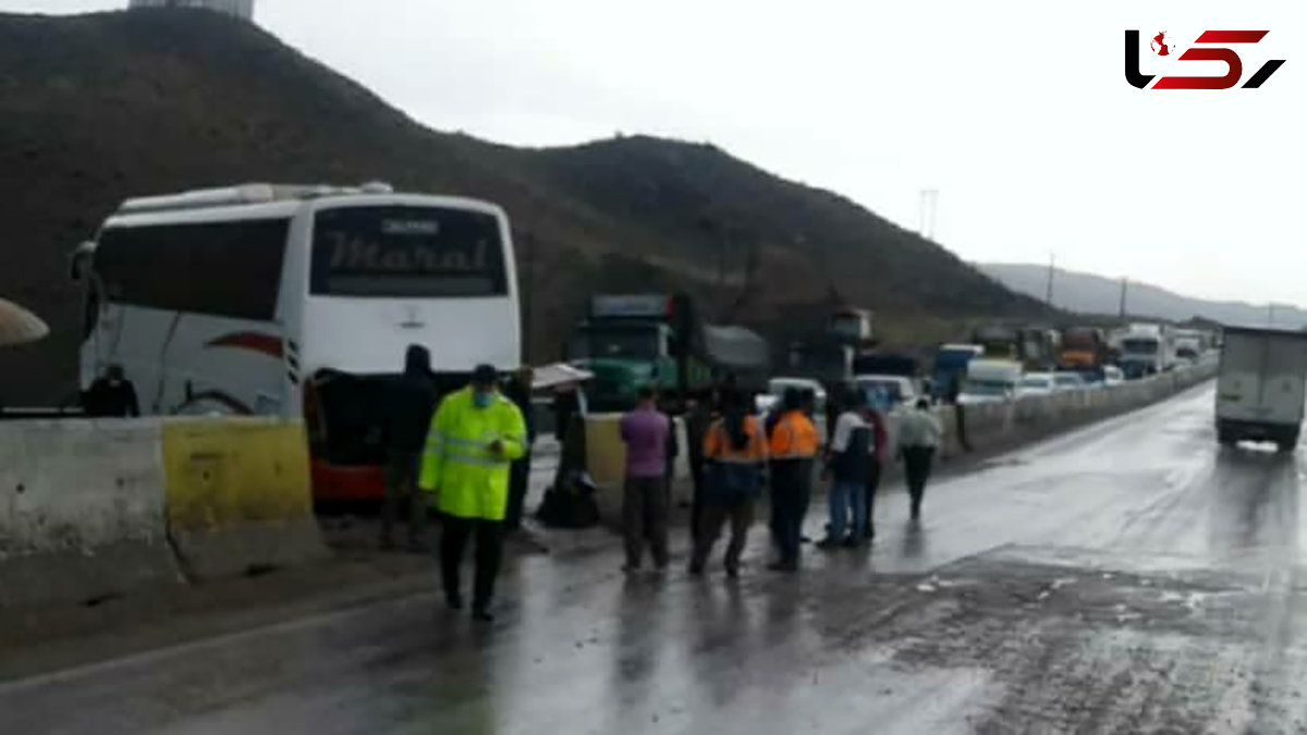 عکس از تصادف هولناک اتوبوس با گاردریل در سمنان /صبح امروز رخ داد