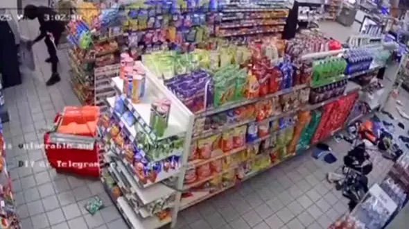 فیلم سرقت عجیب دستگاه ATM با خودرو