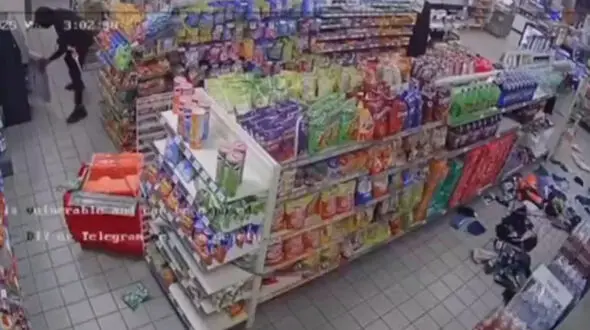 فیلم سرقت عجیب دستگاه ATM با خودرو