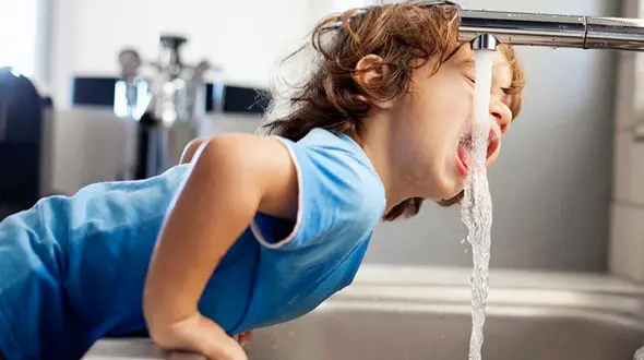 عوارض نوشیدن زیاد آب چیست؟