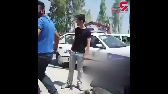 اشرار چاقوکش به  ماموران راهنمایی و رانندگی مازندران حمله کردند/فیلم زدو خورد