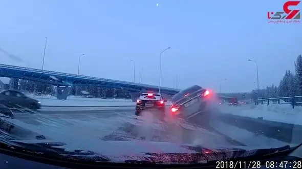 تلاش مرگبار راننده روانی برای سبقت گرفتن در جاده برفی + فیلم