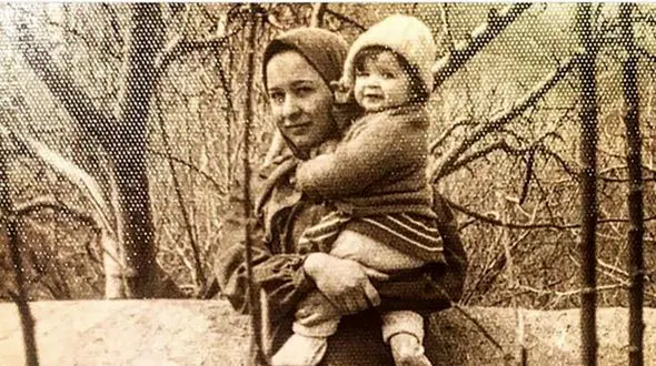  کودکی خانم بازیگر در آغوش‌مادر مشهورش + عکس