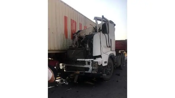 در تصادف دو کامیون یک راننده در دم جان باخت+ عکس