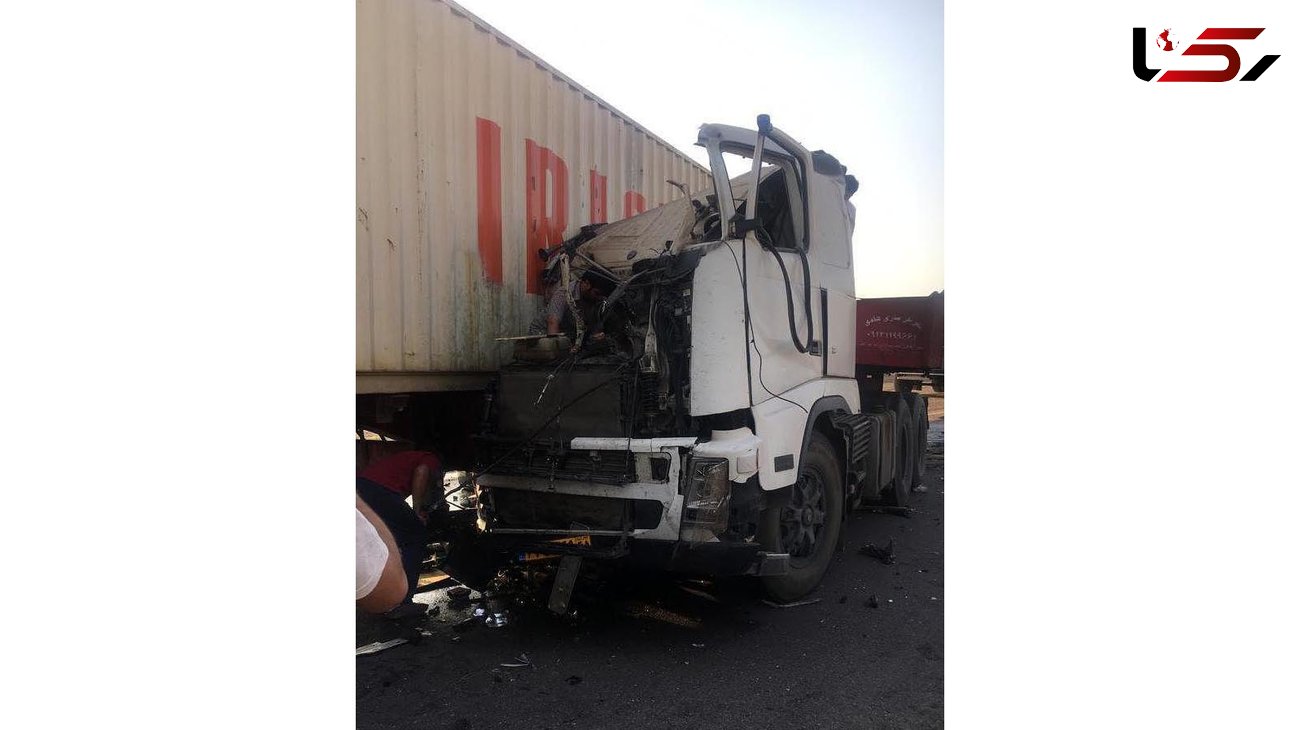 در تصادف دو کامیون یک راننده در دم جان باخت+ عکس