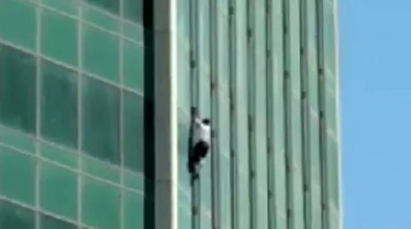 سرنوش شوم مرد عنکبوتی پس از فتح برج 300 متری! + فیلم دلهره آور را ببینید