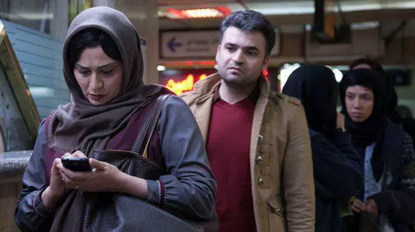 ترومای سرخ را می توان روایت موبایلی دانست از فضای اغواگرانه یک زن