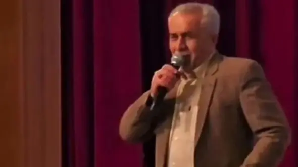 فیلم آواز محلی /  مرد ترک نازلانا نازلانا خوند برا شاهرخ خان بذاریا بی پیش زمینه آذری میرقصه