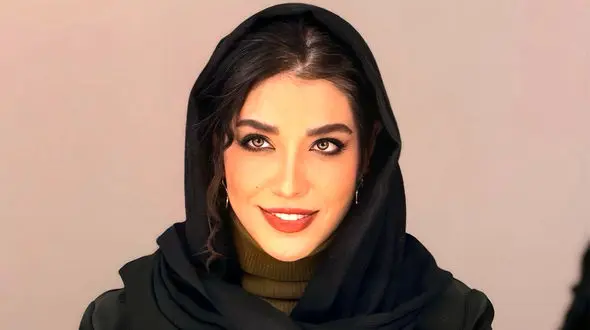 فیلم آوازخوانی  زنده خانم بازیگر با آهنگ گوگوش در صحنه تئاتر / ساناز امامیه کیست؟