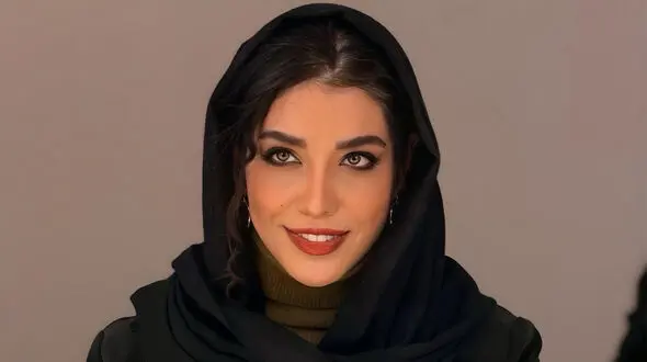 فیلم آوازخوانی  زنده خانم بازیگر با آهنگ گوگوش در صحنه تئاتر / ساناز امامیه کیست؟