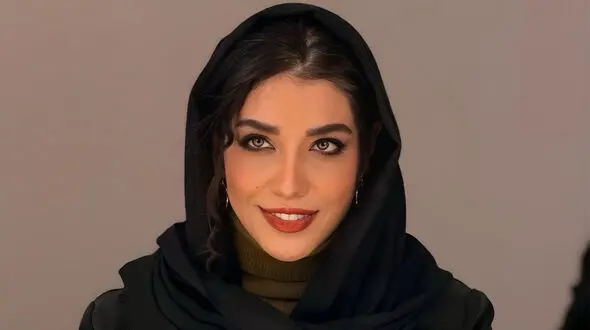 فیلم آوازخوانی  زنده خانم بازیگر با آهنگ گوگوش در صحنه تئاتر / ساناز امامیه کیست؟