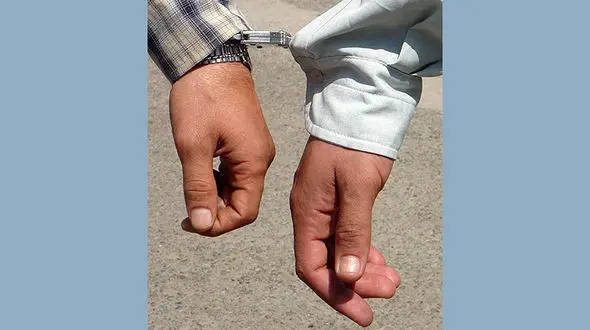 این مرد در پاکدشت در لباس پلیس اخاذی می کرد