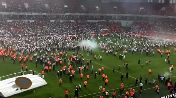 لحظه حمله‌ کردن 100 هزار تماشاچی به زمین فوتبال +فیلم و عکس