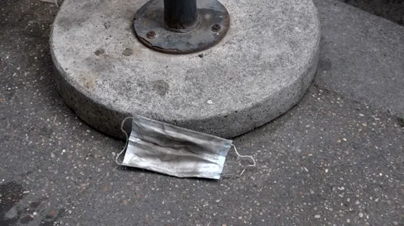 جریمه سنگین شهروندان ایتالیایی در صورت انداختن ماسک و دستکش در کوچه و خیابان + فیلم