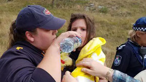 نجات معجزآسای دختر 3 ساله ناپدید شده در جنگل تاریک+ عکس