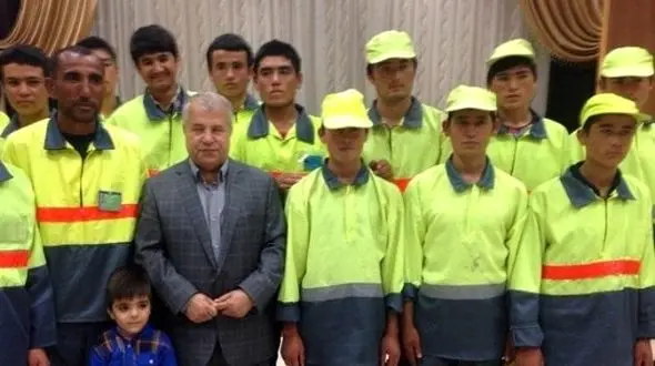 علی پروین: یک روز رفتگری به من گفت خانه‌ات را به من می فروشی گفتم بله، موقع خرید چند گونی پول خُرد آورد که چند ساعت طول کشید پول ها را بشماریم تا بشود 20 هزار تومان!+فیلم