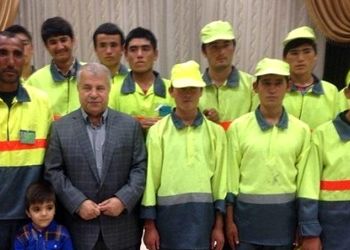 علی پروین: یک روز رفتگری به من گفت خانه‌ات را به من می فروشی گفتم بله، موقع خرید چند گونی پول خُرد آورد که چند ساعت طول کشید پول ها را بشماریم تا بشود 20 هزار تومان!+فیلم