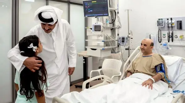 عیادت امیر قطر از قربانیان حمله اسرائیل به دوحه + تصاویر