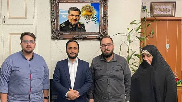 حضور سخنگوی دولت در منزل شهیدان ایرلو و فرزانه