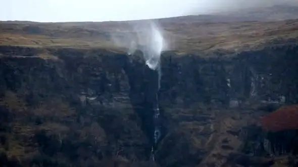 برعکس شدن جریان آب در آبشار محلی+فیلم