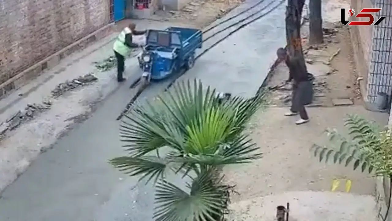 پیرمرد ناشنوا کوچه بتن ریزی شده را بهم ریخت و رفت + فیلم عجیب