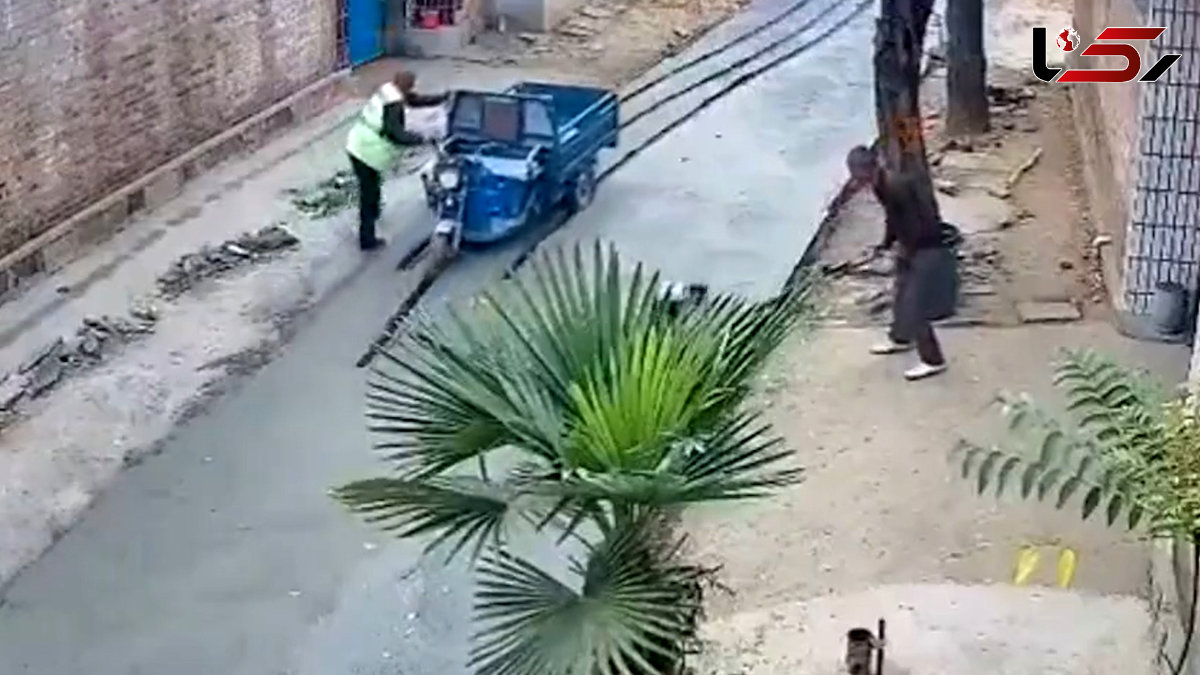 پیرمرد ناشنوا کوچه بتن ریزی شده را بهم ریخت و رفت + فیلم عجیب
