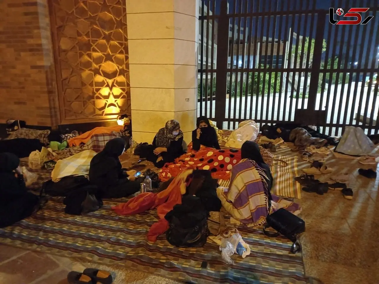 خیابان خوابی مربیان پیش دبستانی شهرستان ایذه در مقابل درب استانداری خوزستان/ یک نفر جوابگوی ما باشد + فیلم