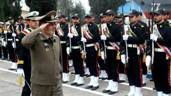 بازدید فرمانده کل ارتش از یگان‌های ارتش مستقر در بندر جاسک