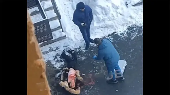 ببینید/ خودکشی وحشتناک دختر روسی از طبقه پنجم یک آپارتمان + فیلم 