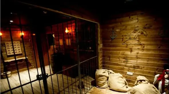 ببینید | تمسخر دختر جوان توسط یک مرد در اتاق فرار!