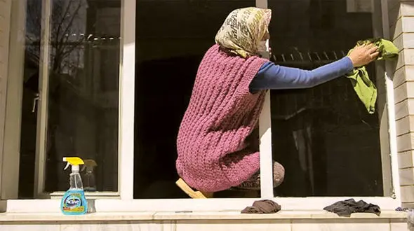 خدمتکاران منازل نه بیمه دارند و نه مرخصی، حتی نام‌شان در هیچ سامانه‌ای ثبت نشده ! / آنها در معرض مواد شوینده شیمیایی آسیب جدی می بینند