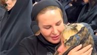 فیلم لحظه های  جگرسوزو غمگین از دلداری دادن آزیتا ترکاشوند به خواهر امید جهان/ اون جاش خوبه ما جامون بده...!