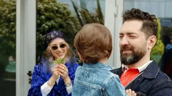 فیلم/ نگاهی به افتتاحیه باشکوه و مجلل رستوران بهرام رادان و همسرش مینا مختاری/از کنسرت شاد و پرانرژی تا چیدمان رویایی با تاج گل های میلیونی و فوق لاکچری